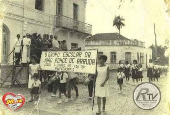 Foto antiga em preto e branco de desfile comemorativo do Grupo Escolar Dr. João Ponce de Arruda, em Ribas do Rio Pardo