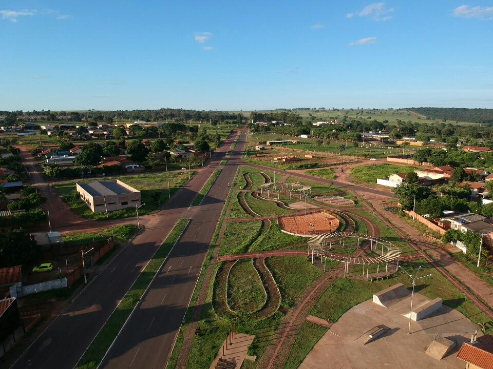 Vista aérea atual de uma avenida e praça de Ribas do Rio Pardo