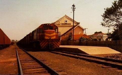 Trem de carga chegando à estação ferroviária de Ribas do Rio Pardo em 1980